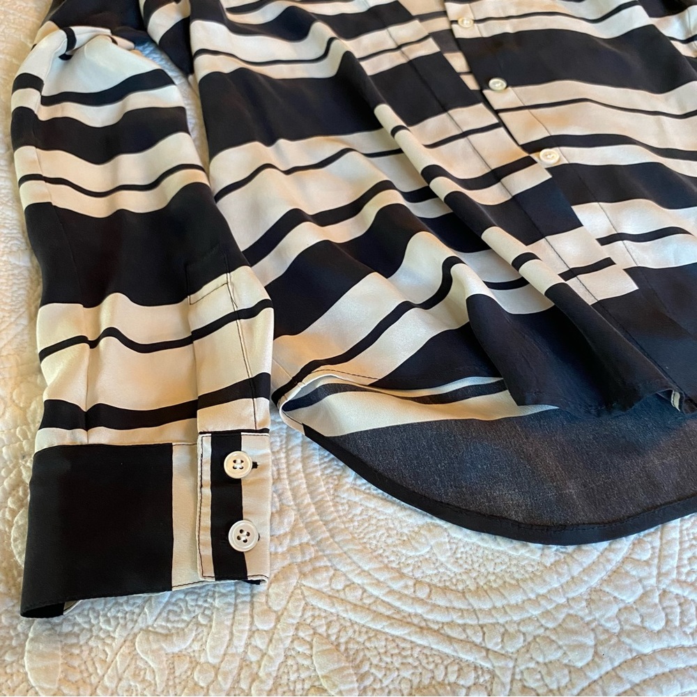 FRAME Denim Le Essential Blouse in Noir Sculpture Stripe 100% Silk s.S NWOT - Picture 2 of 10
